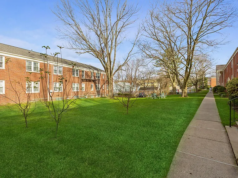 390 Morris Ave #29 — Photo 16
