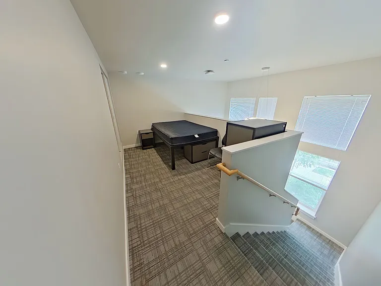 Ferry Street Flats - Modern Studios and Lofted units right by campus! — Photo 32