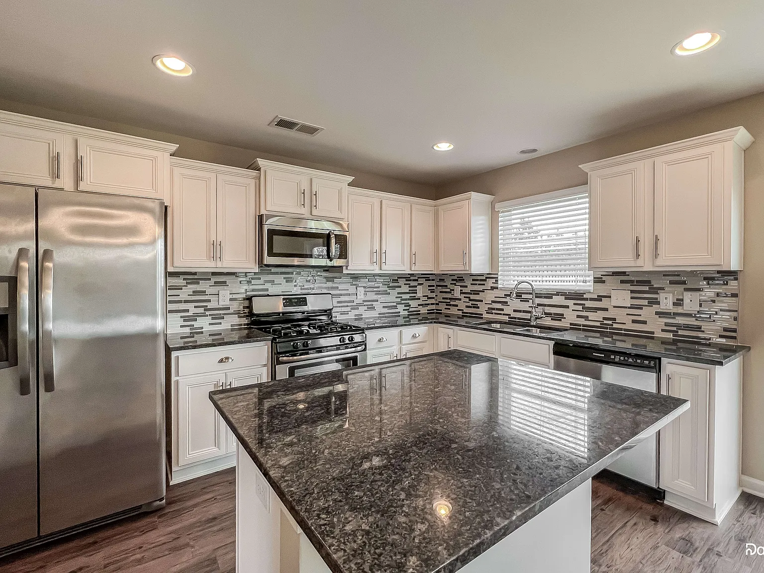 3 bed, 2.5 bath, 2400 sqft, $2,385 — Photo 3