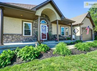 10705 Country Ln, Peculiar, MO 64078