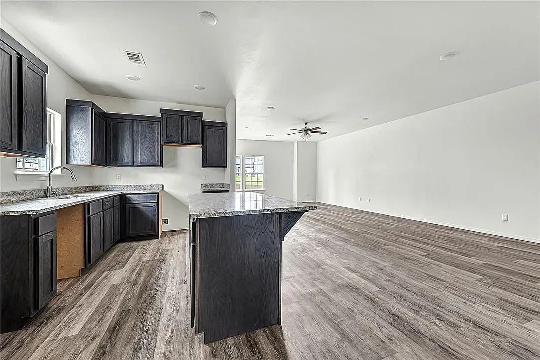 4 bed, 2019 sqft, $2,000 — Photo 4
