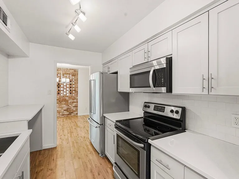 450 N Post Oak Ln — Photo 11