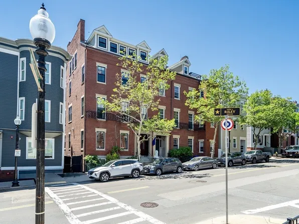 284 Bunker Hill St APT 4, Charlestown, MA 02129