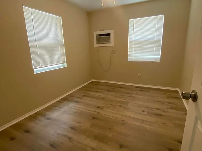 115 NE 2nd St #2 — Photo 3