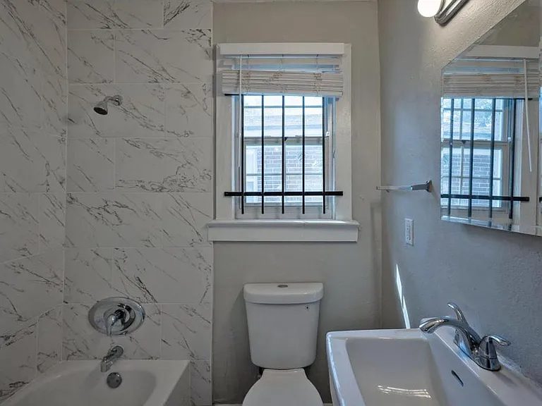 2036 W 11th St — Photo 14