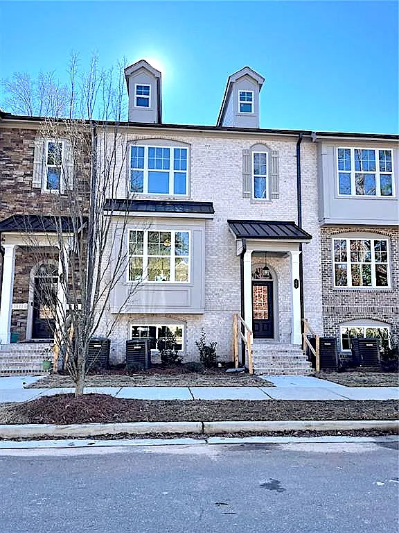 4 bed, 2517 sqft, $3,690 — Photo 2