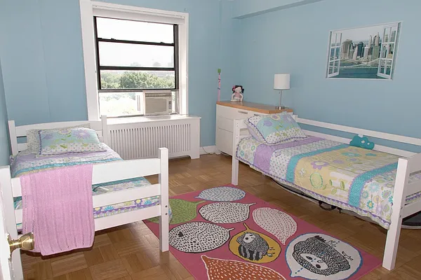 Sold by Ellen Jittrarachit, LREB | media 23