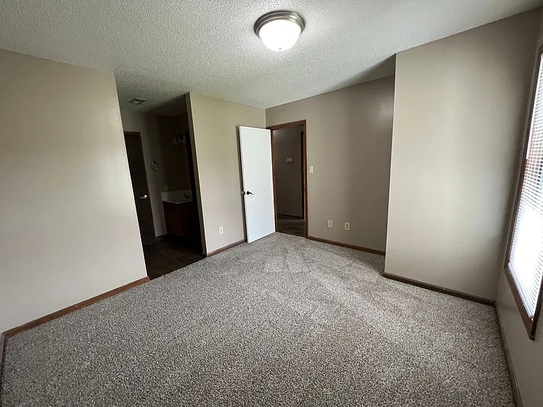 725 Pinewood Dr — Photo 5