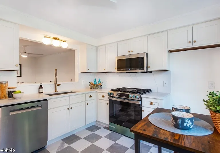 11 William St #B — Photo 3