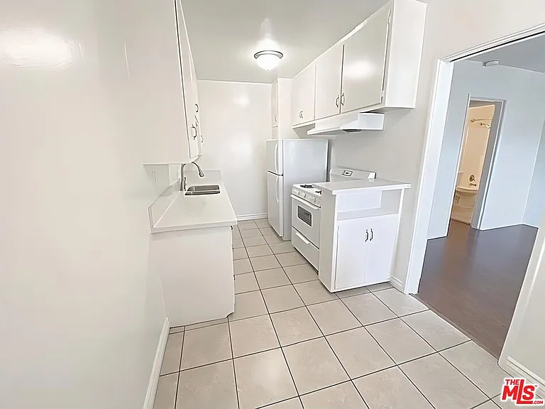 4122 W 2nd St #15 — Photo 2