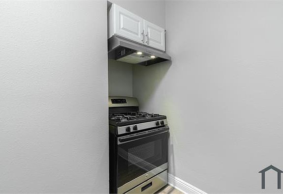 3rd image of 130 N Westmoreland Ave #305