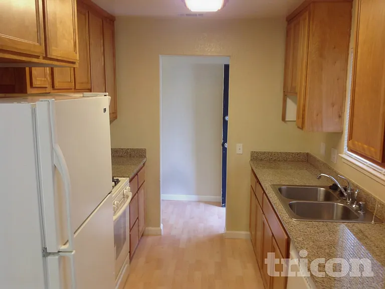 205 Elwood St — Photo 4
