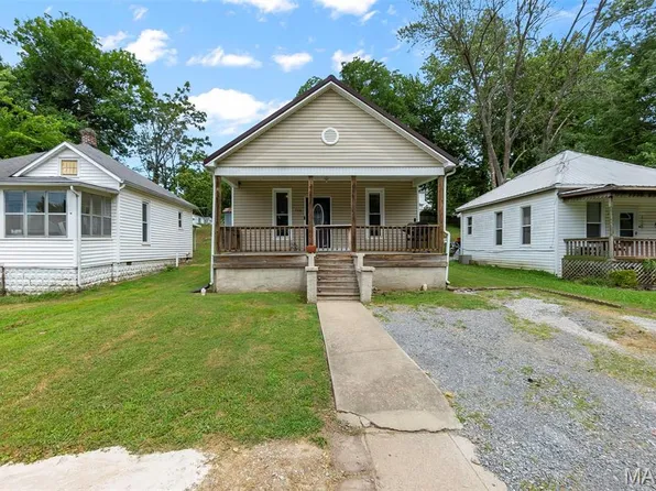 712 3rd St E, Scott City, MO 63780