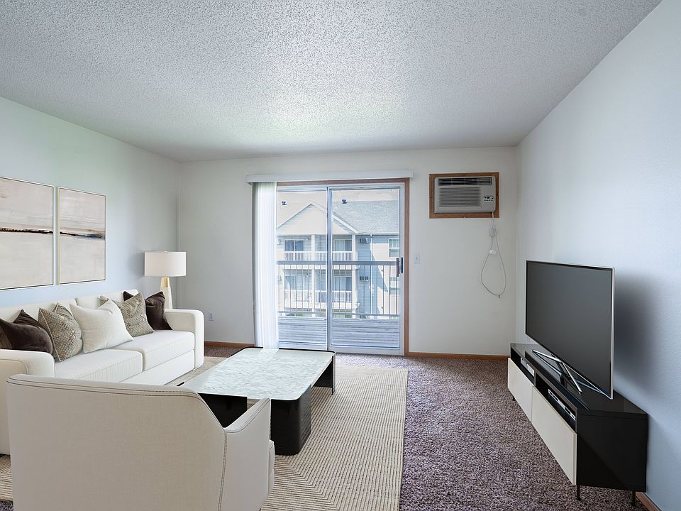 Fargo, ND Stonebridge Apartments | 21B | Living