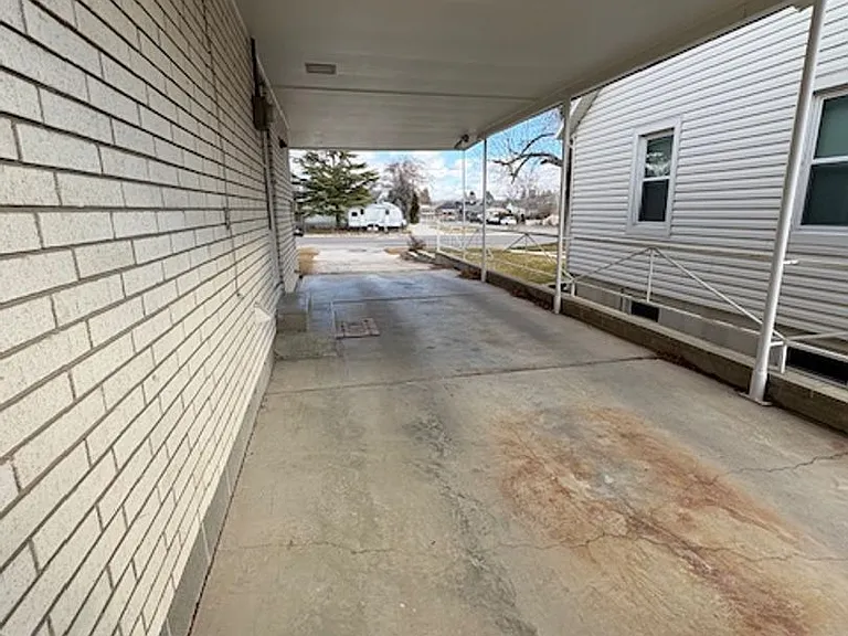 715 N 300 E — Photo 2