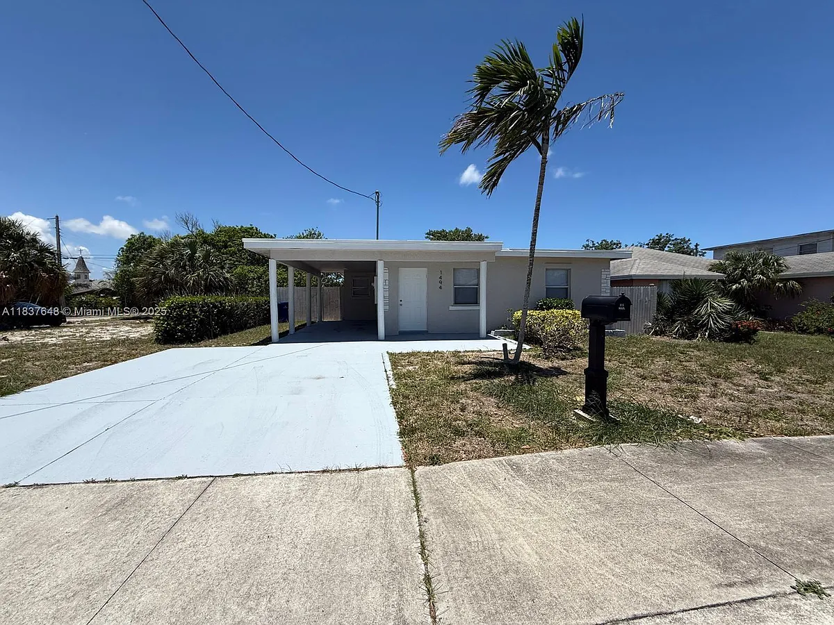 Photo 1 of 21 - 1494 W 34th St - Riviera Beach, FL Primary Photo - 1494 W 34th St