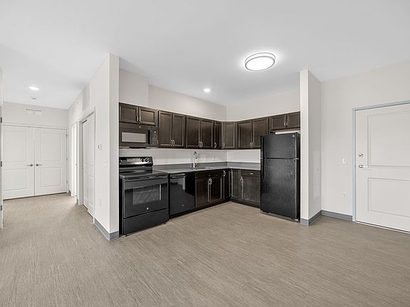 3rd image of 5830 Greenbriar Ln SW #633