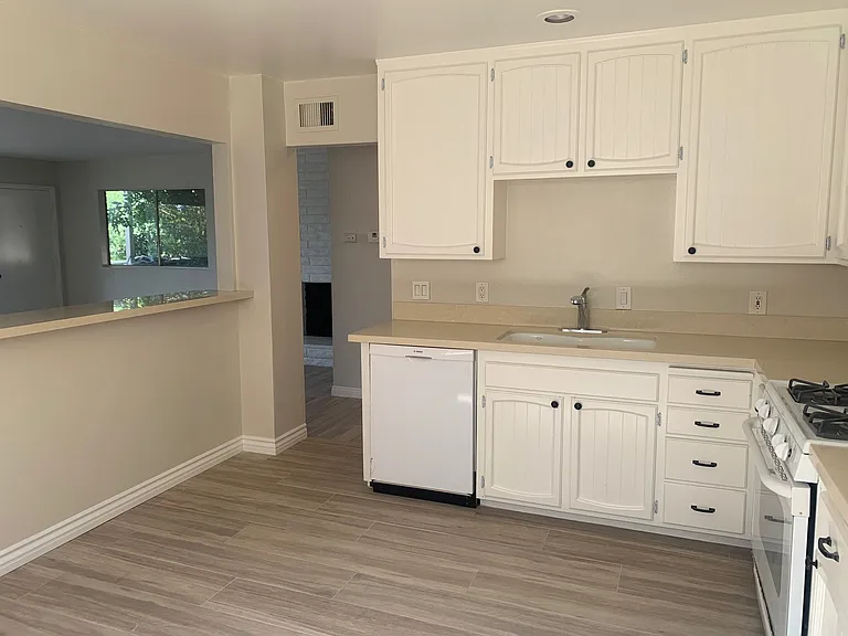 758 W 18th St #C — Photo 22