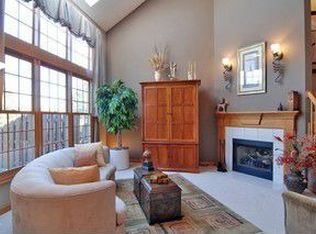 908 King Henry Ln, Saint Charles, IL