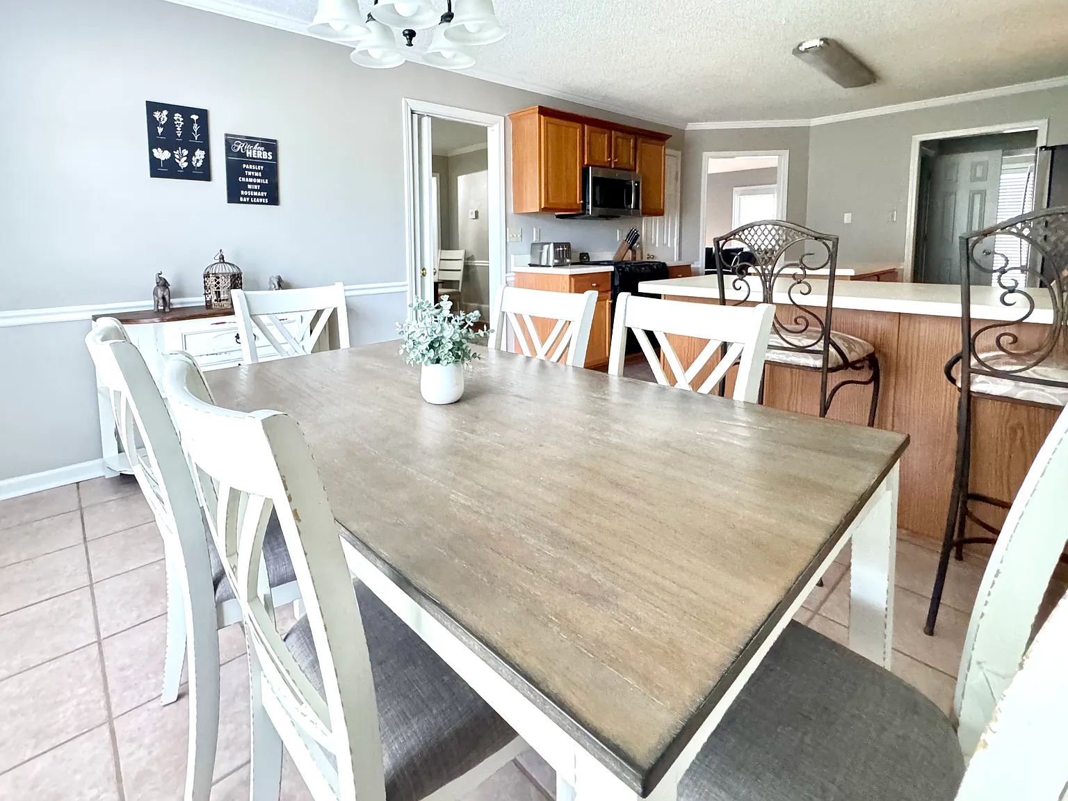 4 bed, 2.5 bath, 2409 sqft, $5,970 — Photo 3