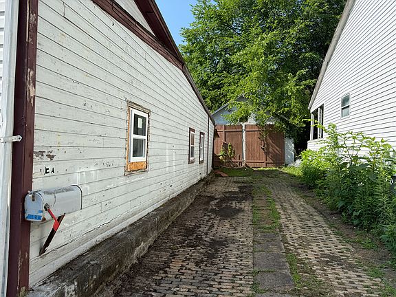 2nd image of 712 Dock St