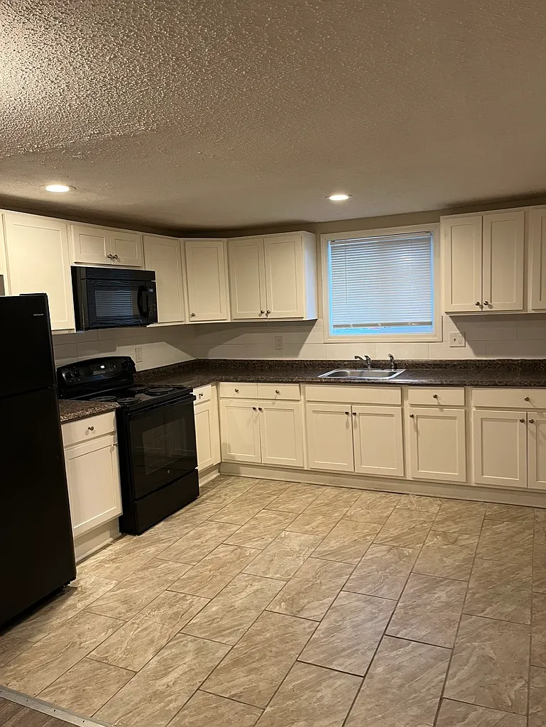 Kitchen - 19 Hawkins St #3