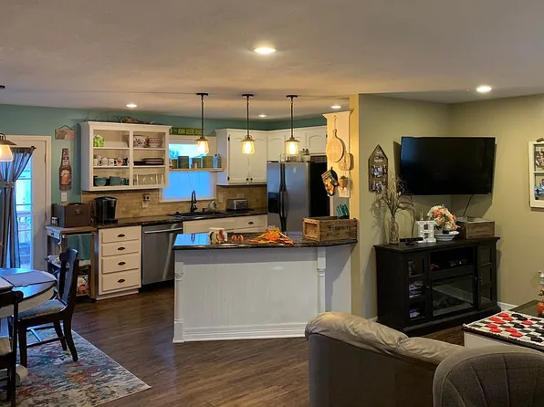 102 W 1st St, Garden City, MO 64747