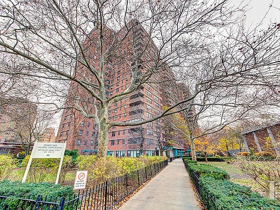 5th image of 383 Grand St Unit L601