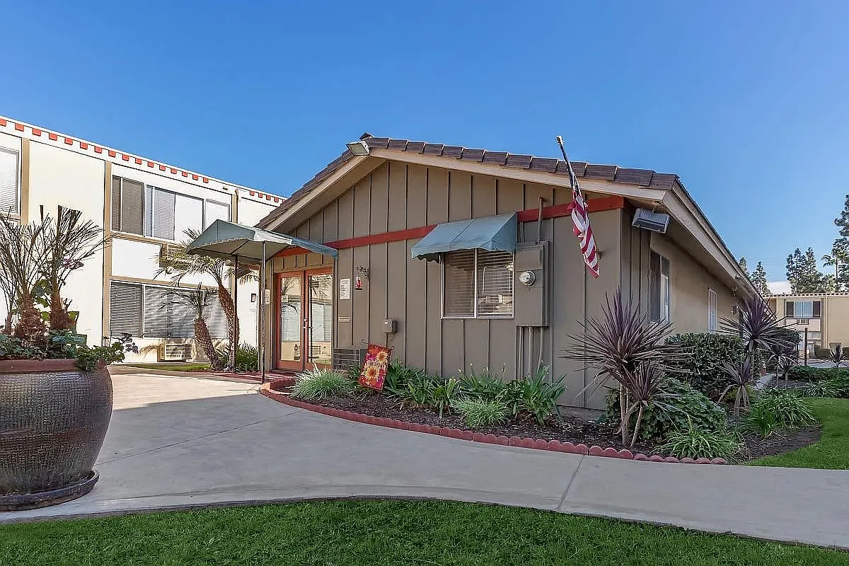 Westwood Apartments — Photo 1