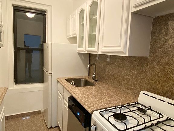 5th image of 310 E 55th St APT 4A