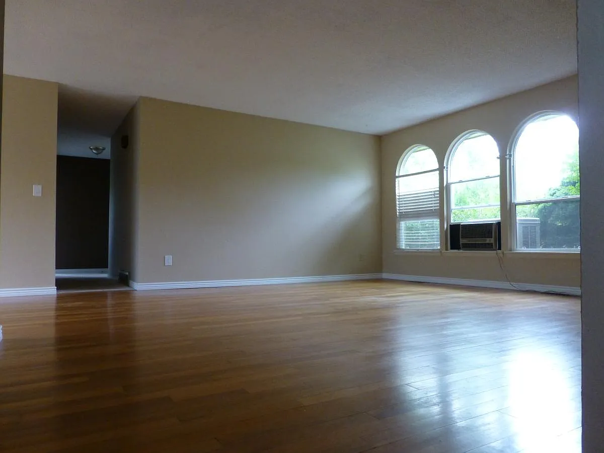 5 bed, 2500 sqft, $3,400 — Photo 4