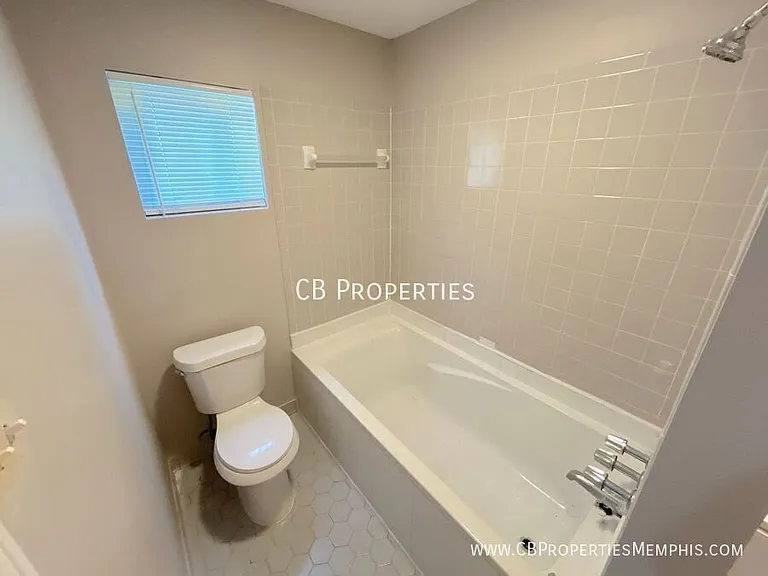 1018 McEvers Cir — Photo 7