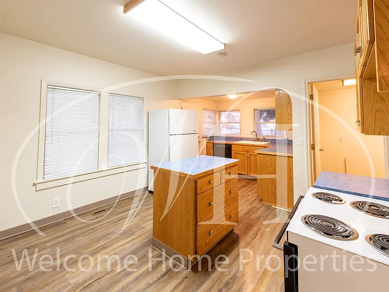 403 SW 2nd St — Photo 1