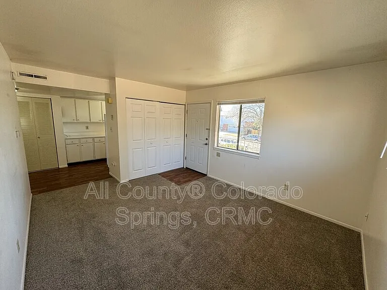 1105 Cree Dr #4 — Photo 3