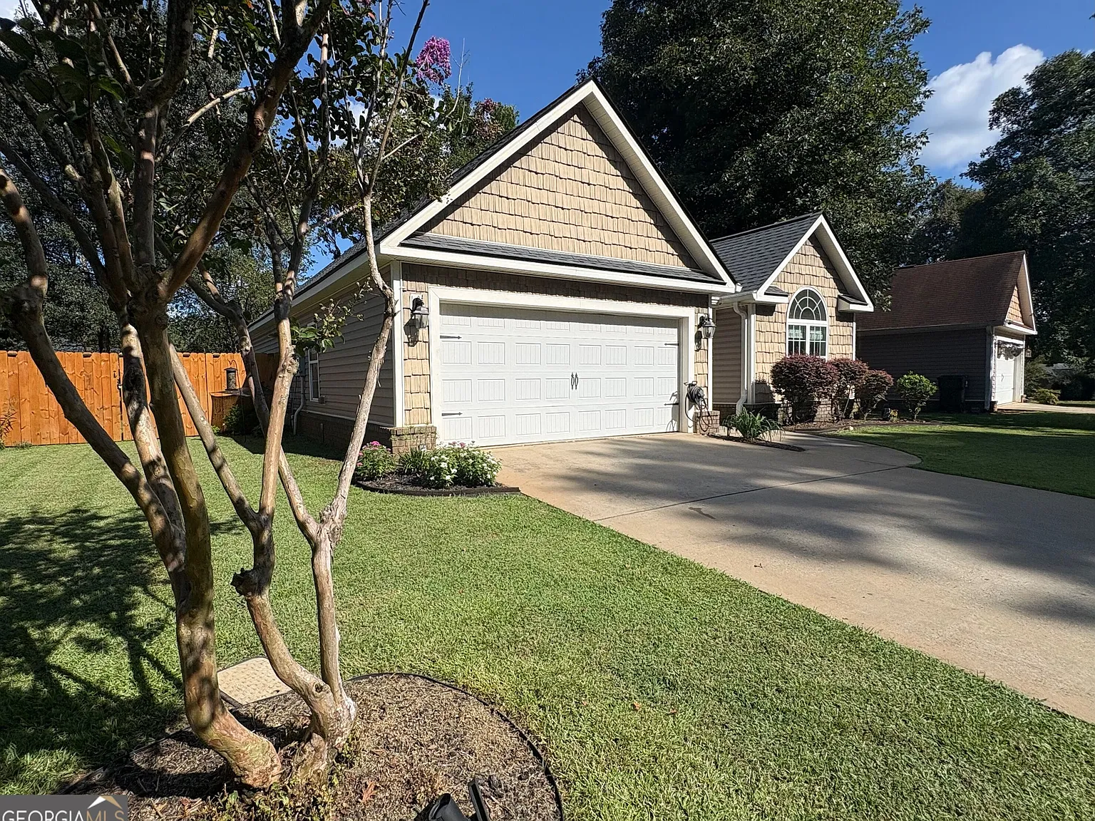3 bed, 2.0 bath, 1382 sqft, $2,100 — Photo 1