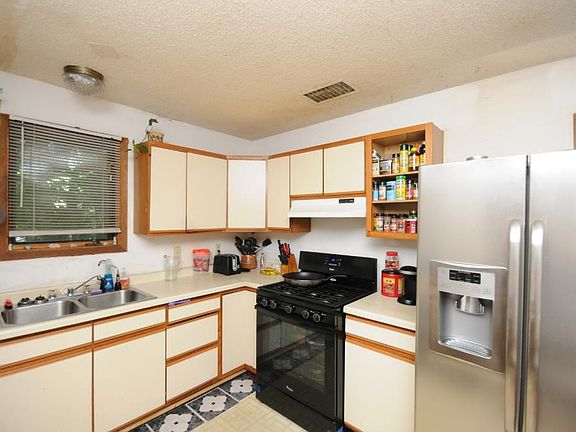 5th image of 880 Galtier St