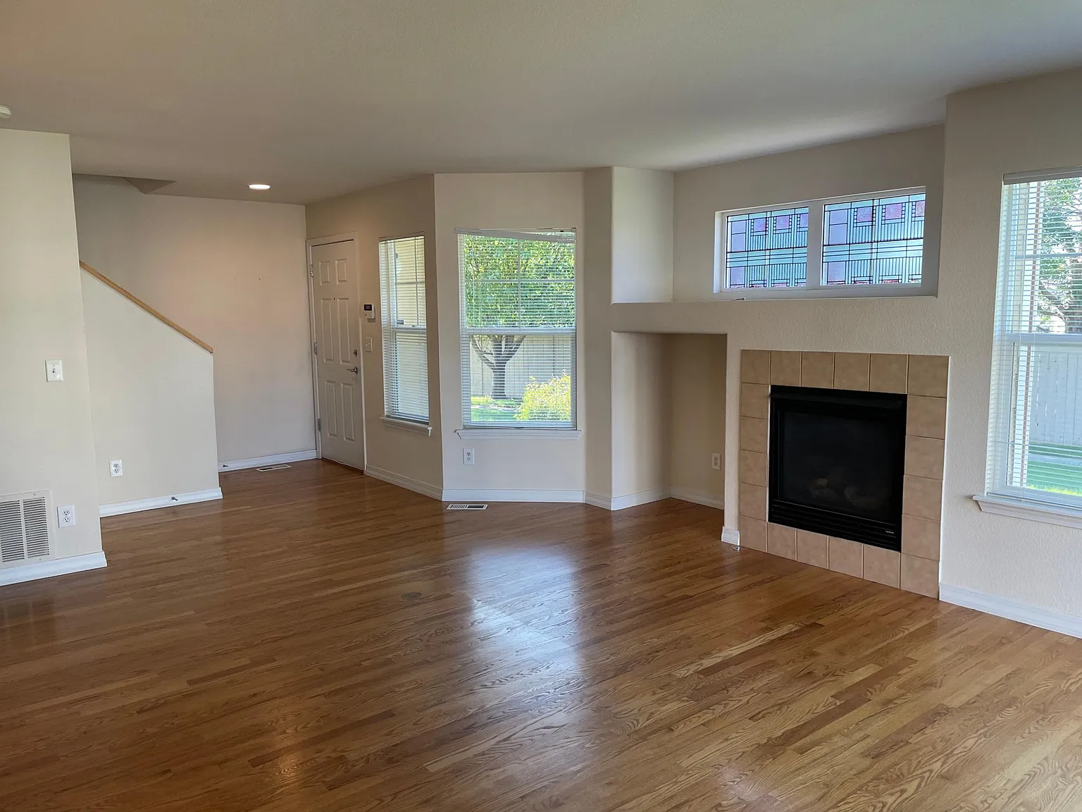 3 bed, 2.5 bath, 1781 sqft, $2,200 — Photo 2
