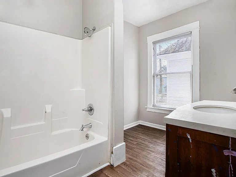 719 W Cedar St — Photo 8