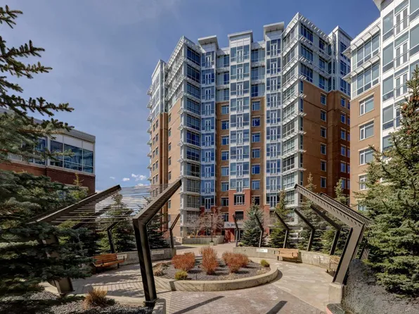 16 Varsity Estates Cir NW #810, Calgary, AB T3A 2C5
