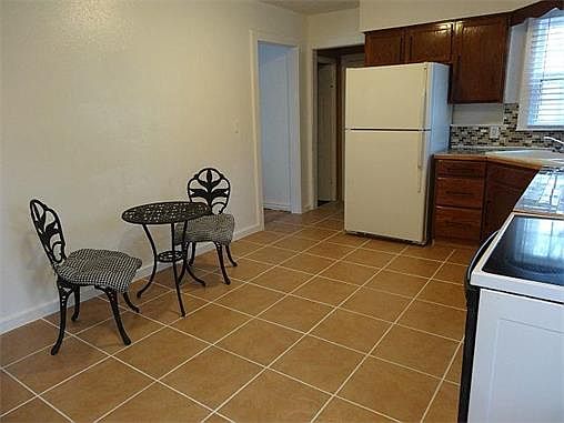 5th image of 7736 Smalley Ave
