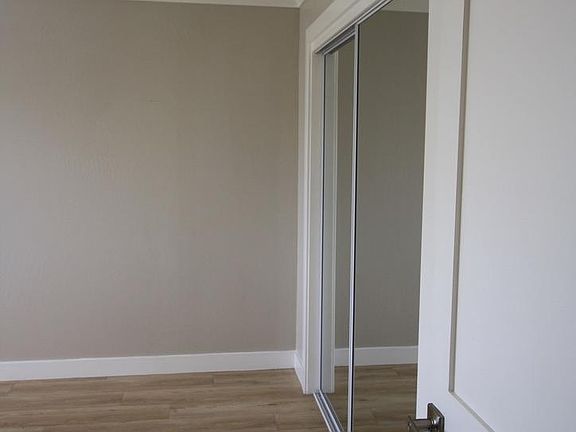 4th image of 984 Ravenscourt Ave #4