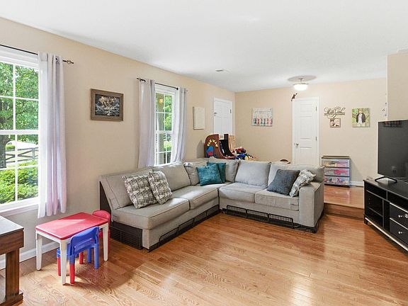 4th image of 601 S Dogwood Dr