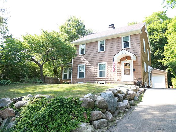 4th image of 1910 Grand Ave