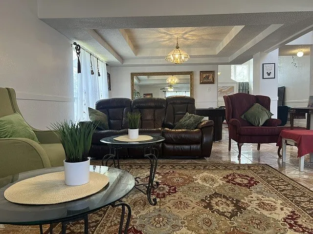 6 bed, 2.5 bath, 3990 sqft, $3,500 — Photo 4