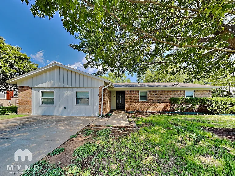 904 Redbud St — Photo 1