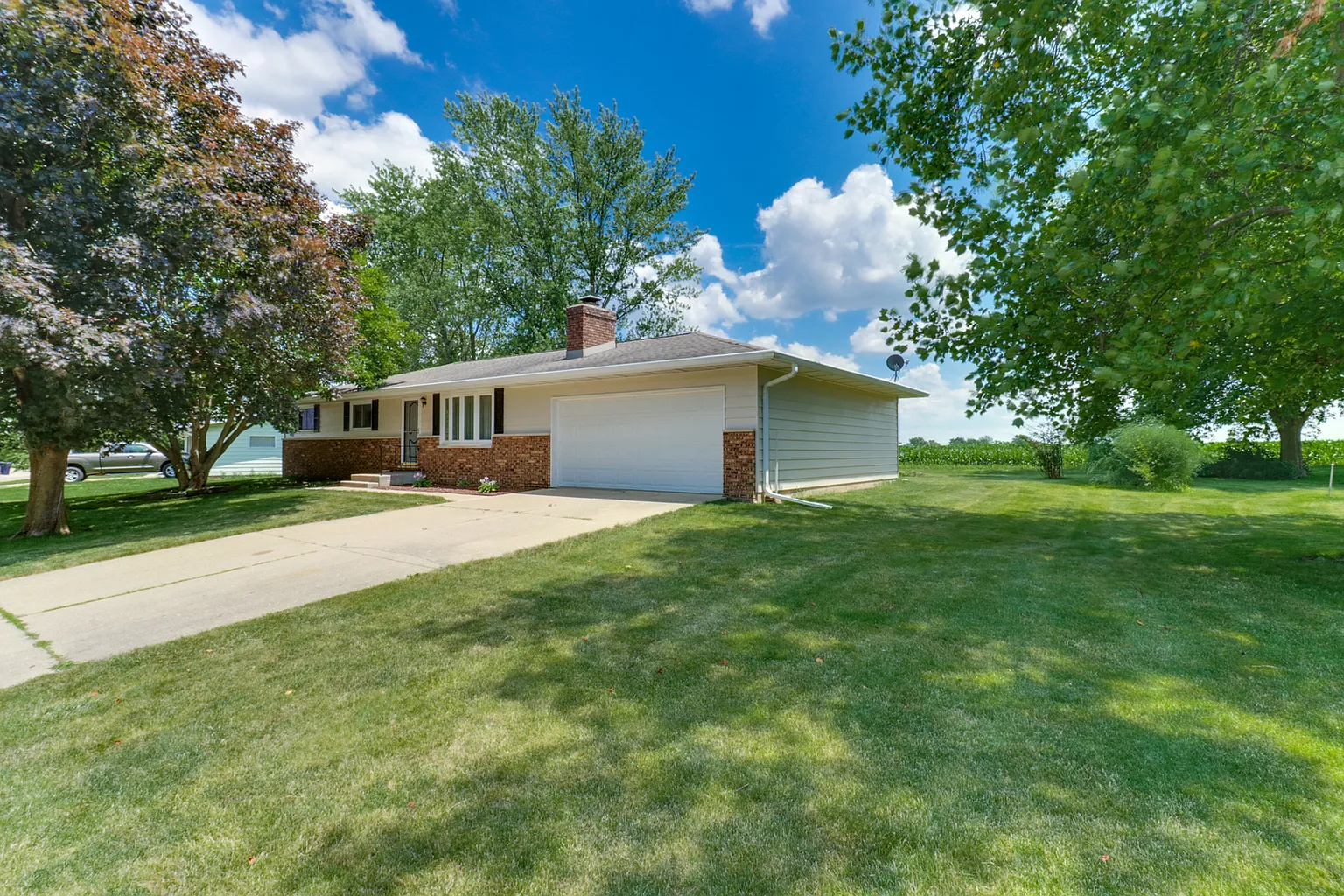 200 Heritage Ln photo 1