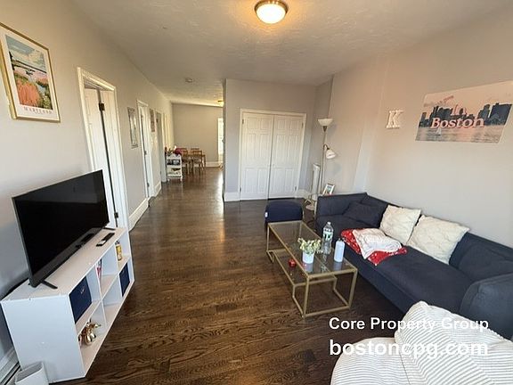 3rd image of 10 Cross St E APT 3
