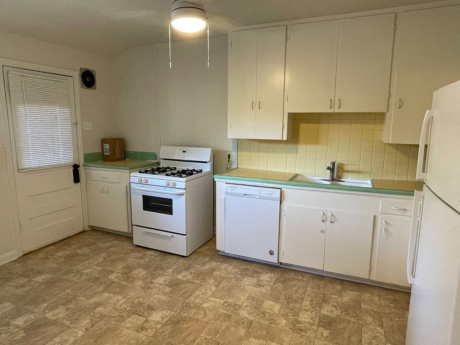 2 bed, 1400 sqft, $1,550 — Photo 4