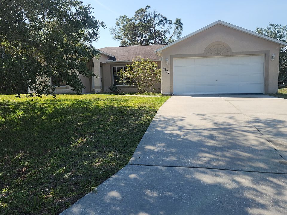 3/2/2 freshly painted spacious house in quiet neighborhood close to everything.