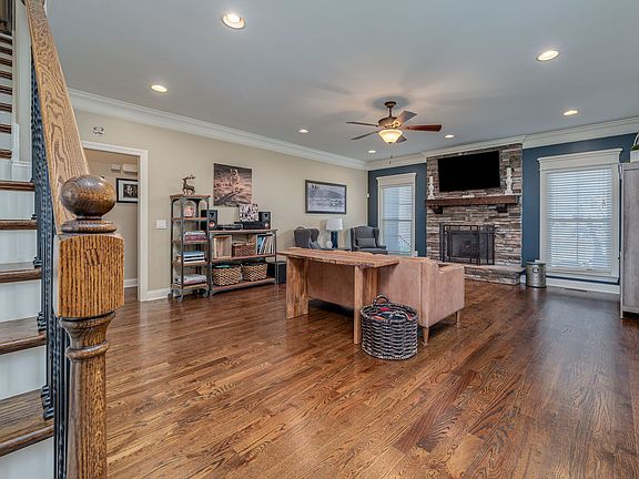 3rd image of 623 Jim Cedar Dr